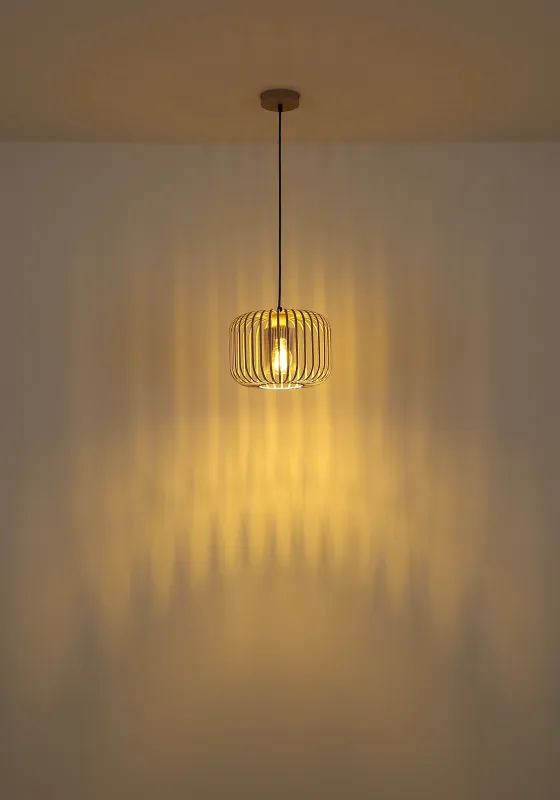 Alfred Ø28 Arena Lámpas de techo De Globo Lighting - Den &auml;r tillverkad av sandf&auml;rgad matt metall och har en mjukt rundad metalln&auml;tssk&auml;rm med en inre glascylinder, som skapar ett elegant och luftigt uttryck.