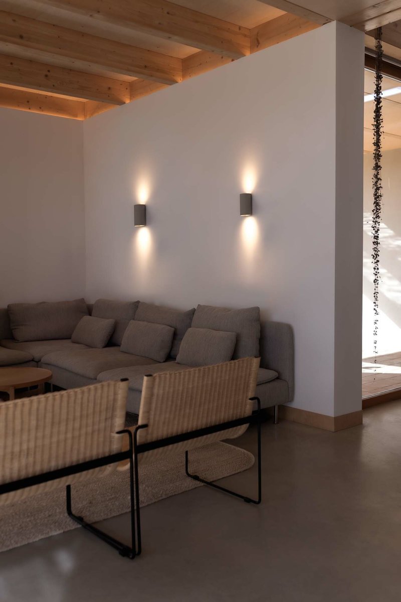 Sole 15cm Gris lámpara de pared De Faro Barcelona - Sole es una l&aacute;mpara de pared compacta y redonda con acabado gris que combina elegantemente funcionalidad y forma.