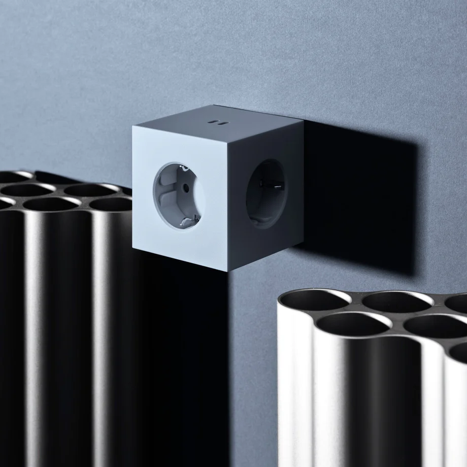 Square 2 Socket extender with 30W Dual USBC Azul De Avolt - Extensi&oacute;n de enchufe de Avolt con un dise&ntilde;o elegante, un cubo de pl&aacute;stico reciclado y una placa magn&eacute;tica en la parte inferior para colgar en la pared.