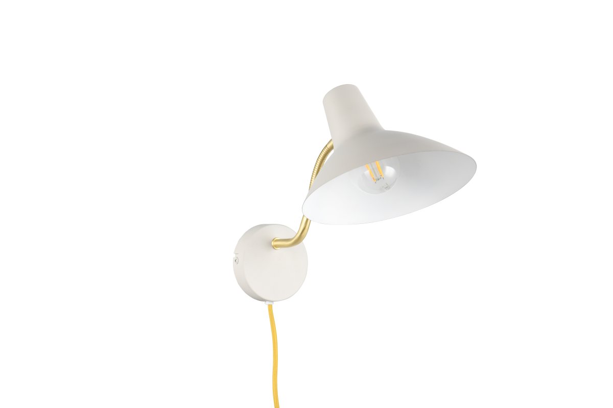 Traveller 38cm Gris lámpara de pared De Trio Lighting - Su cálido color gris y el brazo de latón mate le confieren un aspecto elegante que complementa una amplia variedad de estilos de decoración.