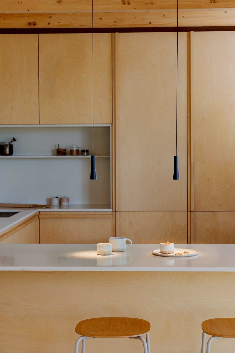 Nina Ø4 Negro Lámpas de techo De Faro Barcelona - Nina es una l&aacute;mpara colgante negra con tecnolog&iacute;a LED integrada y un dise&ntilde;o elegante y minimalista.