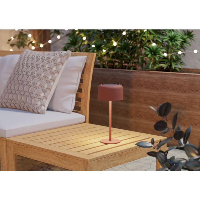 Roccanova 30cm ROJO lámpara solar De Eglo - Roccanova es una elegante lámpara de mesa que funciona con energía solar y que combina forma y función para uso en interiores y exteriores.