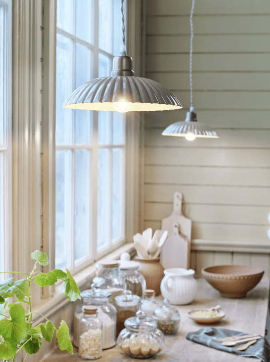 Ingrid Grande Ø24 Beige lámpara de ventana De Strömshaga - Lámpara de techo de color beige realizada en chapa metálica con pantalla plisada y cable textil trenzado en color natural.