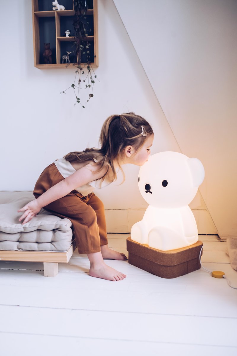 Boris Star Light Blanco lámpara infantil De Mr Maria - Mar&iacute;a tiene seis niveles de brillo diferentes que se pueden atenuar de forma continua, as&iacute; como un modo nocturno.