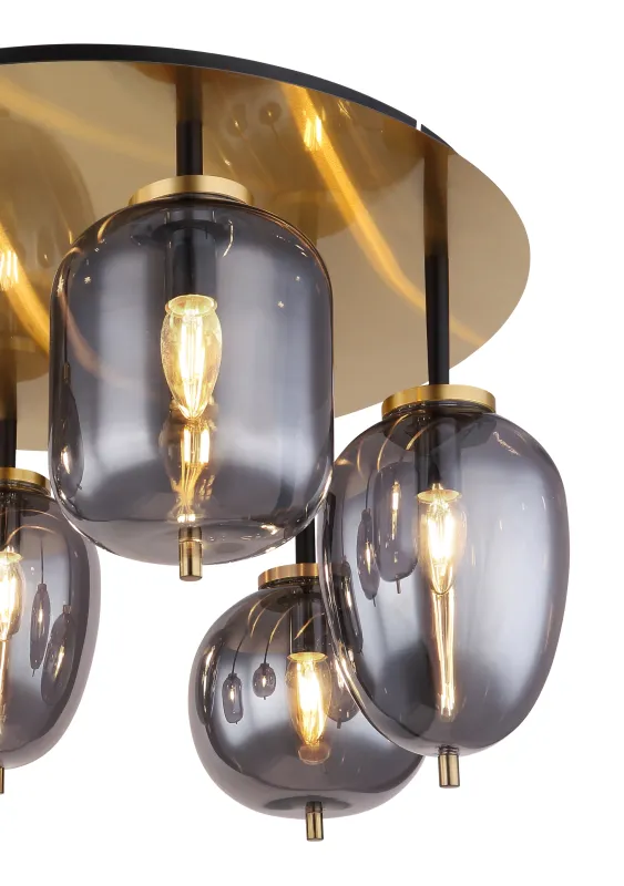 Blacky Ø63 Latón plafón De Globo Lighting - Lampan &auml;r utrustad med 6st r&ouml;kf&auml;rgade glaskupor i olika former, som h&auml;nger fr&aring;n taket p&aring; mattsvarta st&auml;nger f&auml;sta vid en m&auml;ssingsf&auml;rgad bas.