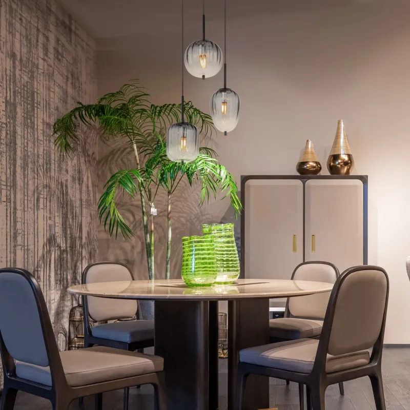 Attila Ø46 Color humo Lámpas de techo De Globo Lighting - Tillverkad av mattsvart metall och r&ouml;kf&auml;rgat glas som &auml;r mjukt tonade, detta ger lampan ett unikt ljusspel som skapar en behaglig och sofistikerad st&auml;mning i rummet.