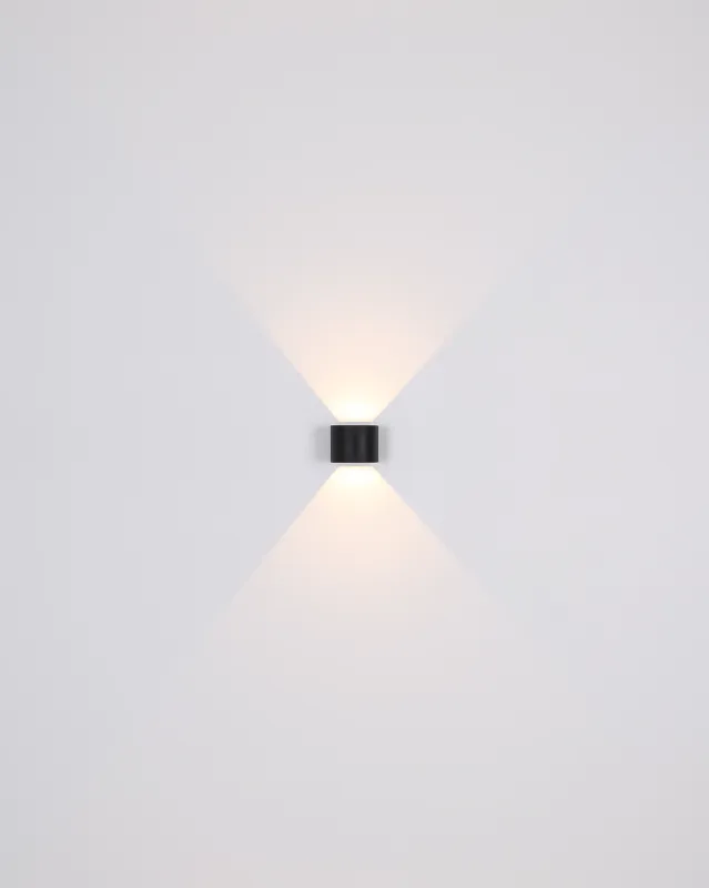 Veronika Negro lámpara de exterior De Globo Lighting - Med sin halvcirkelformade design i matt svart pressgjuten&nbsp;aluminium ger den ett elegant intryck samtidigt som den &auml;r v&auml;dert&aring;lig.