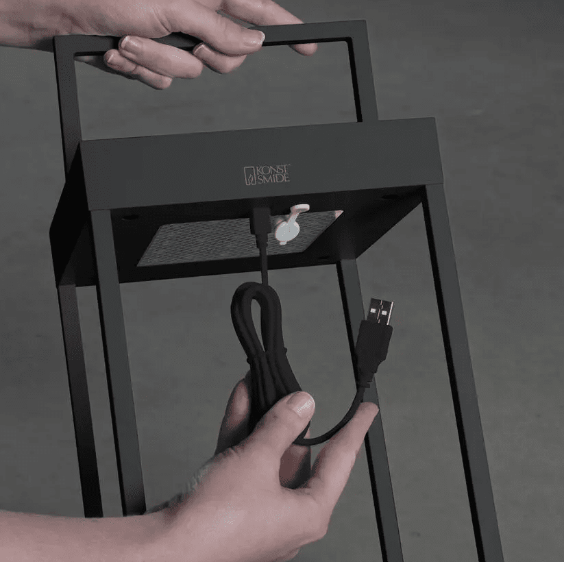 Portofino 30cm Negro lámpara solar De Konstsmide - La linterna se puede utilizar tanto de pie como colgada gracias al soporte de pared incluido.