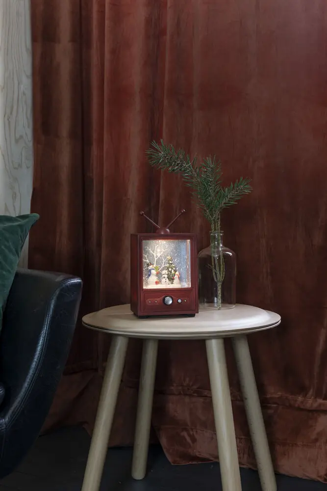 Linterna Rellena De Agua Con Forma De Televisor Marrón De Konstsmide - Esta linterna llena de agua con forma de televisor retro muestra un paisaje invernal con mu&ntilde;ecos de nieve y un &aacute;rbol de Navidad decorado.