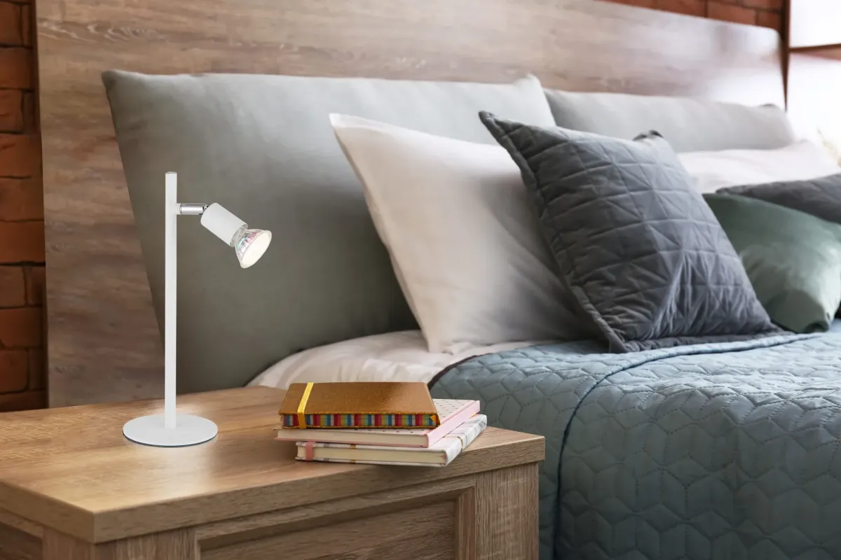 Matrix 30cm Blanco lámpara de escritorio De Globo Lighting - Den runda basen och det raka metallr&ouml;ret i mattvitt ger ett modernt och elegant uttryck.