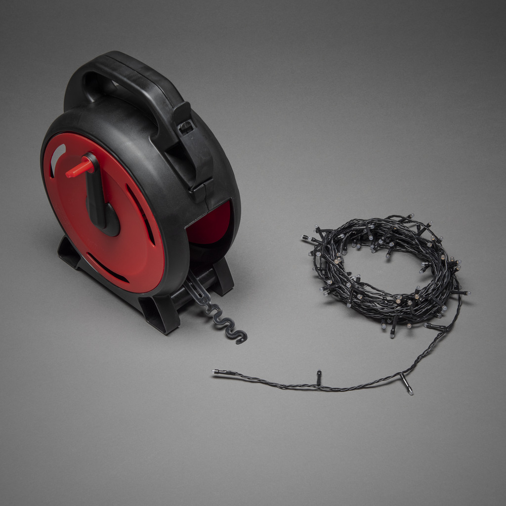Enrollacable amber 13m Negro De Konstsmide - El ingenioso carrete de cable le permite desenrollar y enrollar f&aacute;cilmente la cadena de luces sin enredos de cables, ahorrando as&iacute; tiempo y molestias.