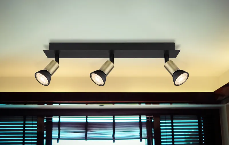Drew 3 Oro foco de techo De Globo Lighting - Drew &auml;r en stilren takspotlight som imponerar med sin design i mattsvart och guld.