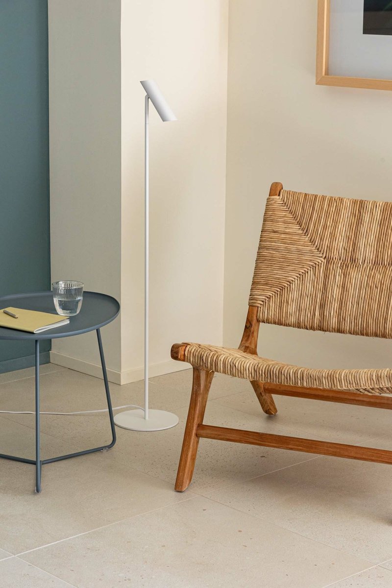 Leo Blanco lámpara de pie De Faro Barcelona - Leo es una l&aacute;mpara de pie blanca con LED integrado que combina versatilidad y dise&ntilde;o moderno.