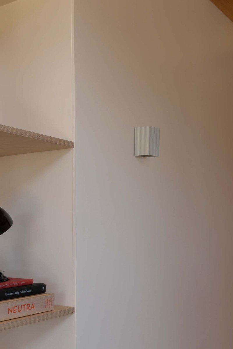 Lune 10cm Blanco lámpara de pared De Faro Barcelona - Lune es una l&aacute;mpara de pared cuadrada con acabado blanco mate que se integra a la perfecci&oacute;n en pasillos, corredores y otras zonas de paso.