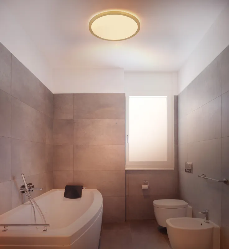 Sapana Ø30 Latón lámpara de baño De Globo Lighting - Lampan &auml;r tillverkad av matt m&auml;ssingsf&auml;rgad och vit plast, vilket ger ett mjukt och bl&auml;ndfritt ljus.