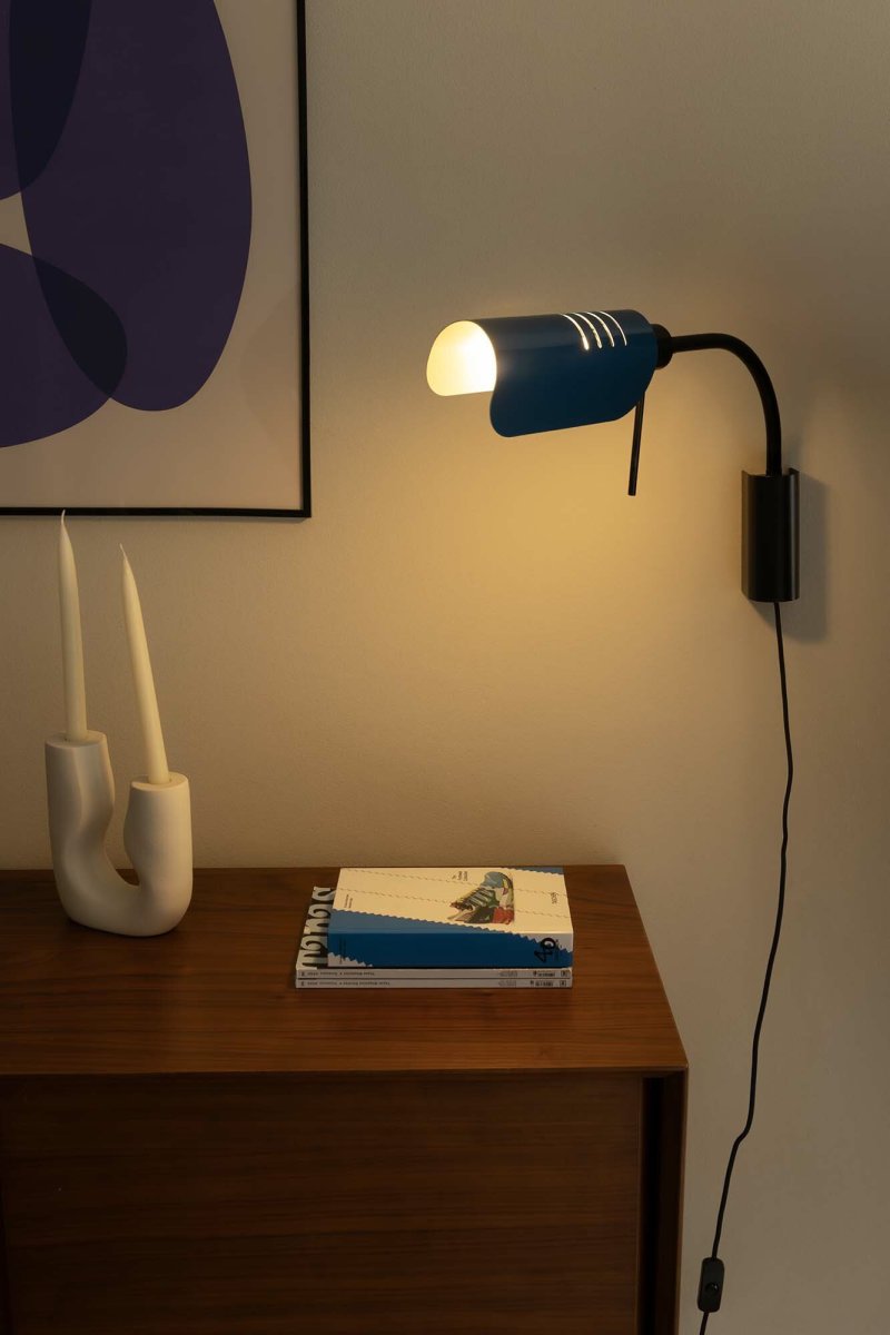 Martinica 47cm Azul lámpara de lectura De Faro Barcelona - Martinica es una l&aacute;mpara de pared con brazo ajustable y luz de lectura de estilo cl&aacute;sico y geom&eacute;trico.
