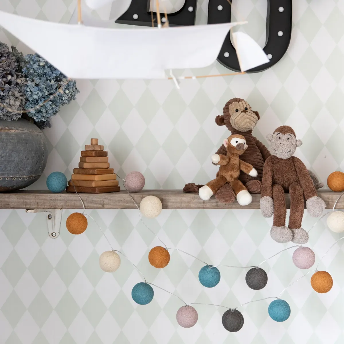 Irislights New Day 20-lights Multicolor De Irislights - Irislights New Day es una guirnalda decorativa de luces con esferas en varios tonos sutiles pero divertidos, ideal para cualquier lugar donde desee crear un ambiente acogedor o a&ntilde;adir un toque de color.