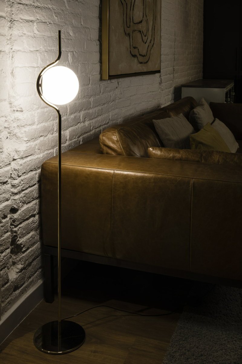 Le Vita Oro lámpara de pie De Faro Barcelona - Esta l&aacute;mpara de pie combina una suave pantalla de cristal con una fina estructura met&aacute;lica gr&aacute;fica, creando una sensaci&oacute;n de amplitud y sofisticaci&oacute;n.