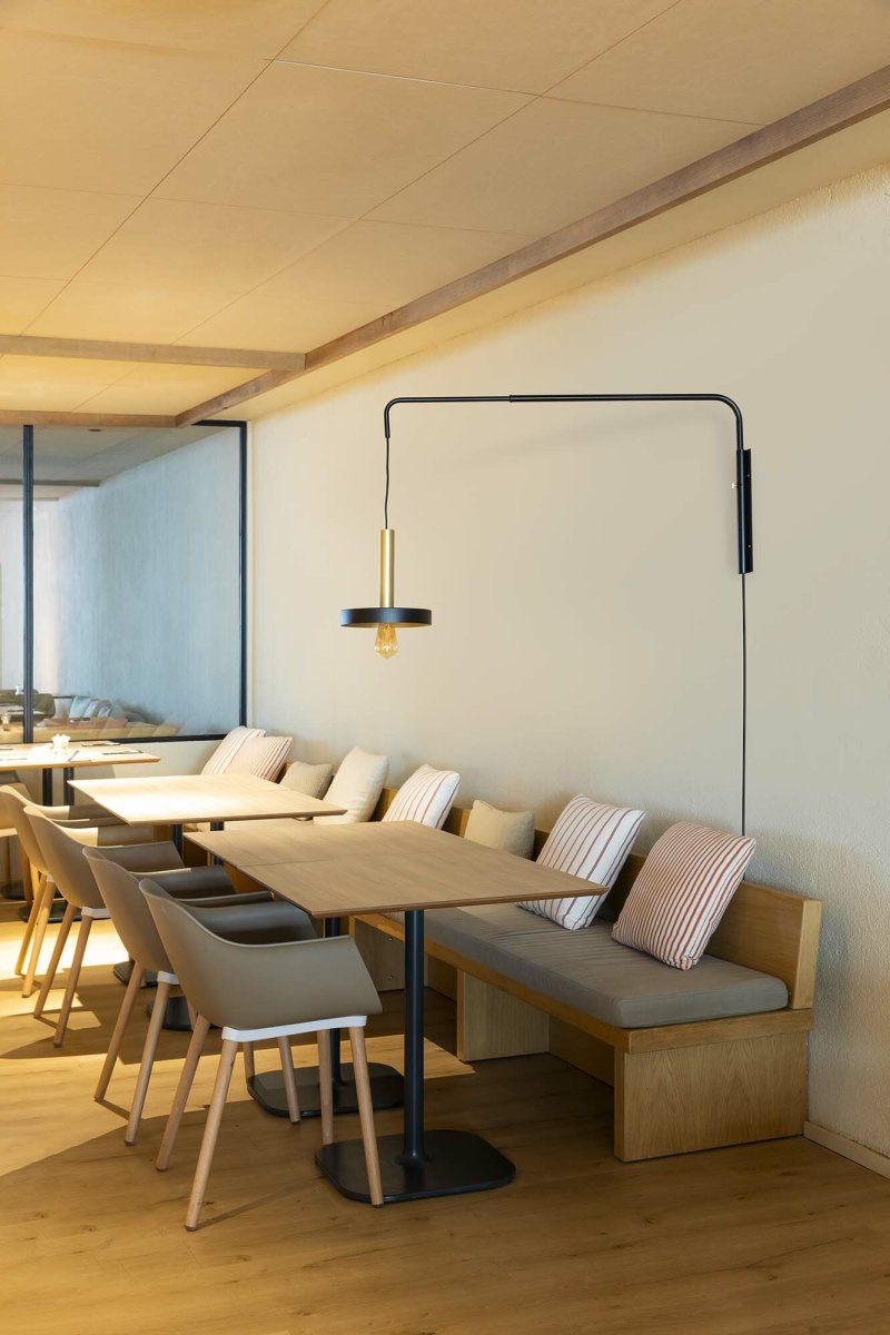 Whizz 70cm Negro lámpara de pared De Faro Barcelona - Whizz es una serie de dise&ntilde;o de Christoph Friedrich Wagner que combina una est&eacute;tica moderna con una exclusiva selecci&oacute;n de materiales.