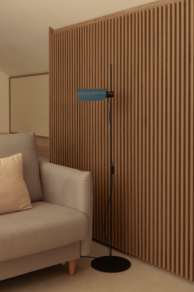 Martinica Azul lámpara de pie De Faro Barcelona - La pantalla, que evoca una hoja ondulada, envuelve suavemente la fuente de luz y proporciona una luz rica y funcional en cualquier estancia.