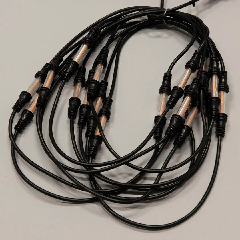 Iluminación Para Asta De Bandera amber 6m Negro De Konstsmide - Bucle para asta de bandera con 5 bucles y 20 luces LED alargadas de color ámbar que emiten una luz cálida y agradable.