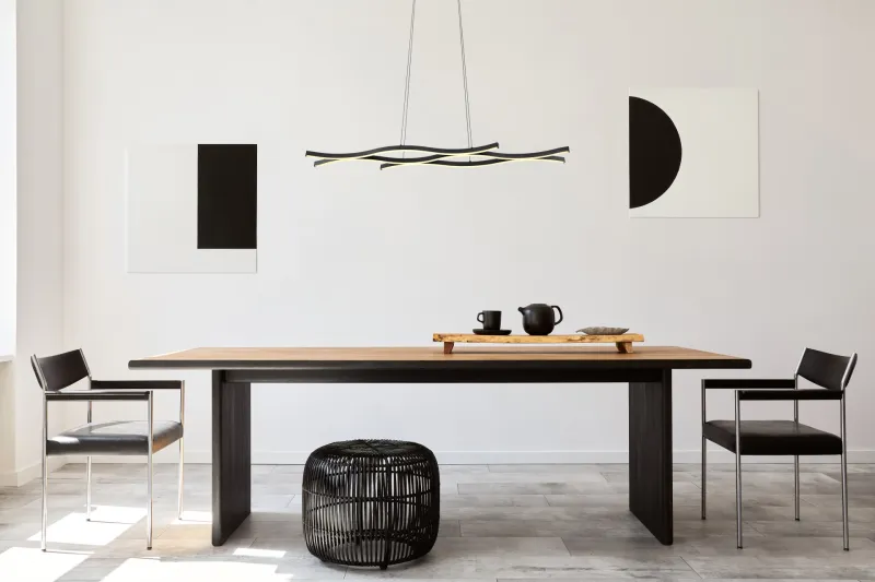 Geronimo 108cm Negro Lámpas de techo De Globo Lighting - Lampan &auml;r tillverkad av metall, aluminium och har en opalf&auml;rgad plastsk&auml;rm som ger en stilren och harmonisk estetik.
