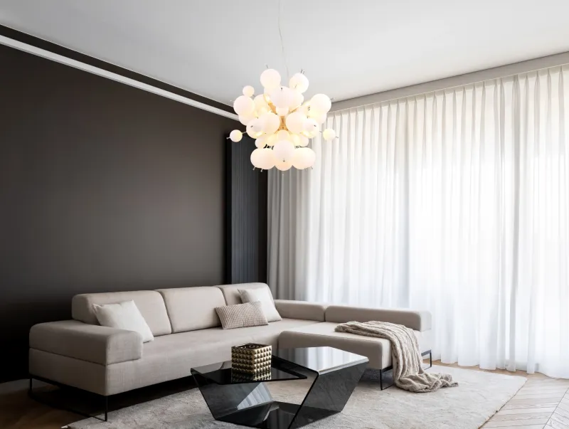 Udo Ø55 Blanco Lámpas de techo De Globo Lighting - Dess unika design imponerar med en rund form d&auml;r eleganta metallst&auml;nger sammanl&auml;nkas med dekorativa kulor i olika storlekar.