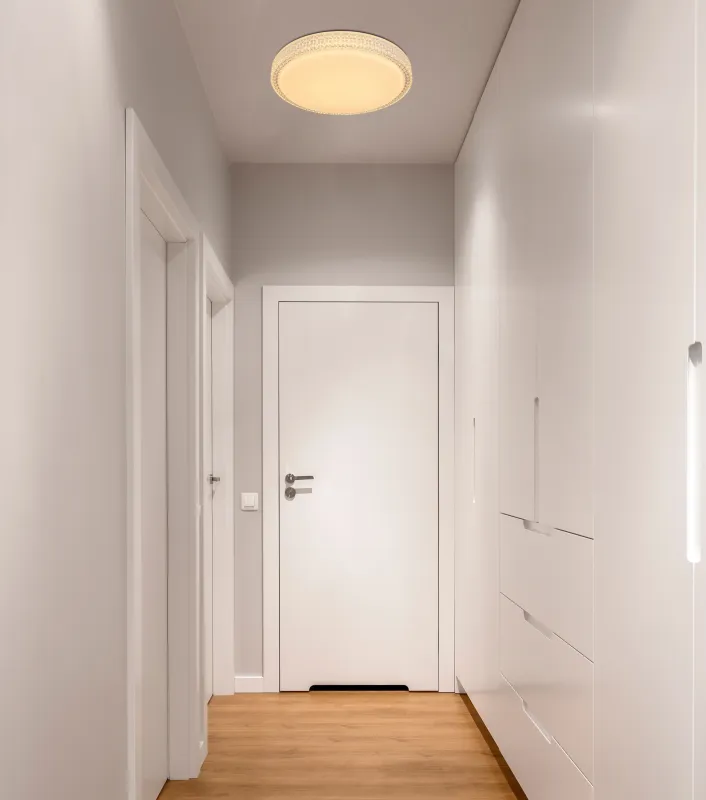 Ovi Ø40 Blanco plafón De Globo Lighting - Kombinationen av vit metall, glittrande dekordetaljer och klara plastkristaller g&ouml;r den till en riktig blickf&aring;ngare.