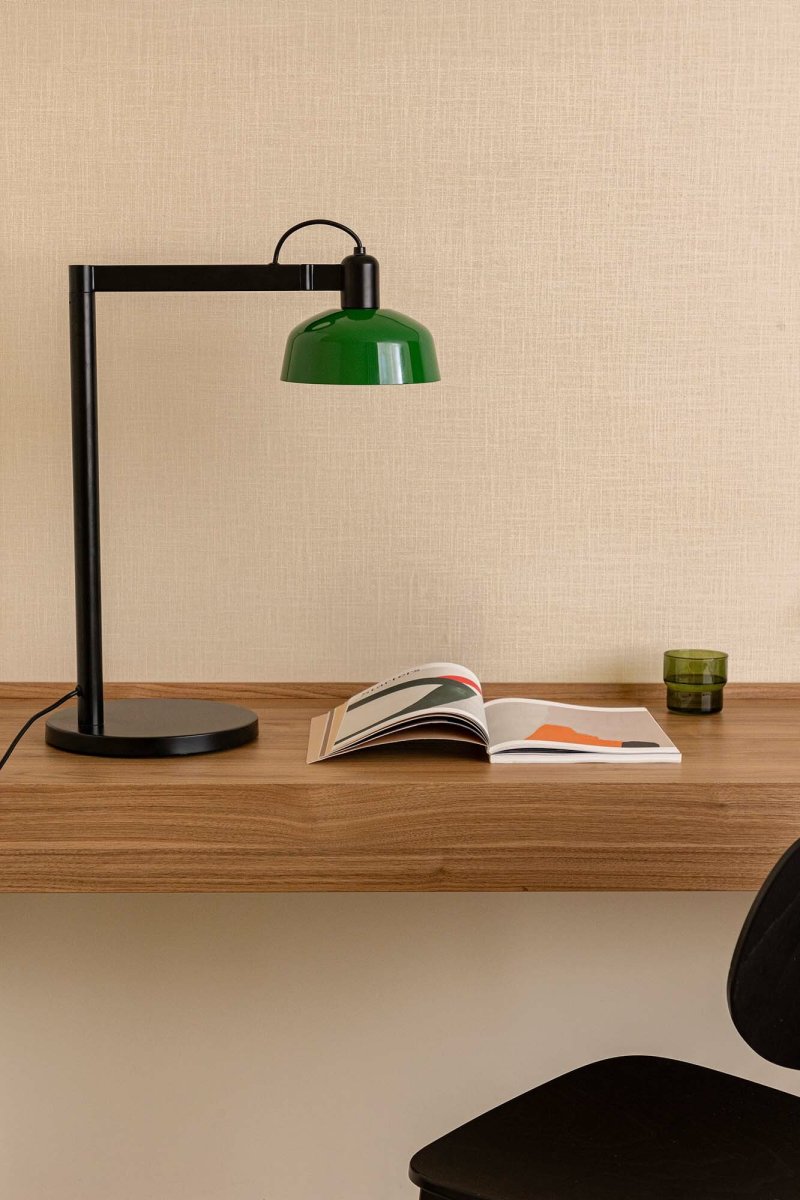 Tatawin 58cm Verde lámpara de escritorio De Faro Barcelona - Tatawin es una l&aacute;mpara de mesa con estructura negra y pantalla met&aacute;lica verde que proporciona una luz direccional y focalizada.