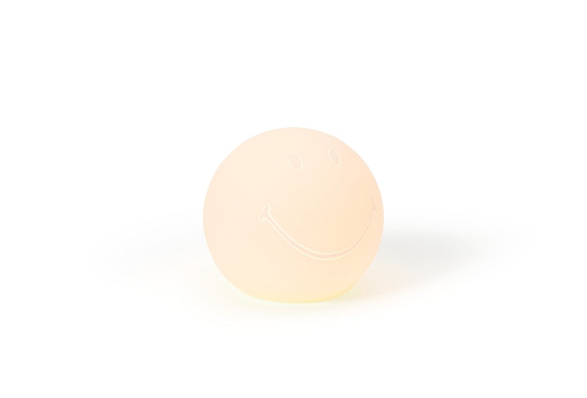 Bundle of Light - Smiley Mini Blanco lámpara infantil De Mr Maria - Lleva un poco de luz y alegr&iacute;a a tu d&iacute;a y a tu hogar con esta encantadora l&aacute;mpara sonriente.