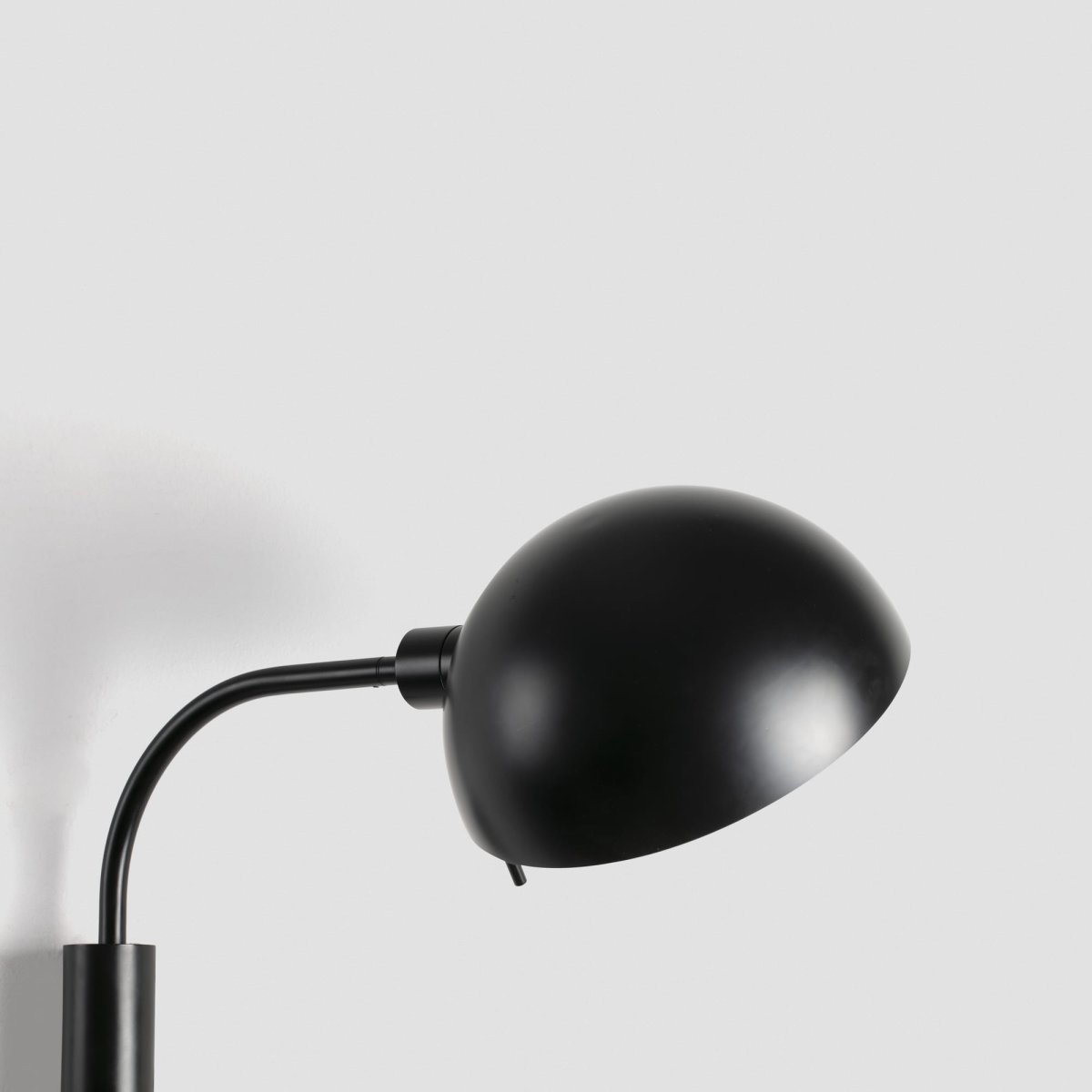 Dominica 50cm Negro lámpara de pared De Faro Barcelona - Inspirada en el Movimiento Est&eacute;tico de Chicago entre 1900 y 1940, irradia autenticidad y elegancia.