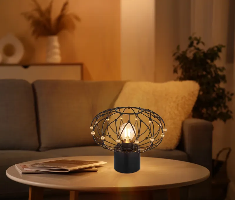 Greys 25cm Negro lámpara de mesa De Globo Lighting - Den runda metallsk&auml;rmen i mattsvart med dekorativa guldf&auml;rgade detaljer ger lampan ett sofistikerat uttryck och blir ett stilfullt inslag i hemmet.