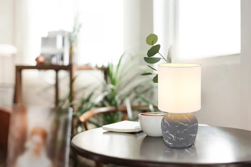 Marble 30cm Gris lámpara de mesa De Globo Lighting - Marble &auml;r b&aring;de en funktionell belysning och en stilfull inredningsdetalj som ger ditt hem en elegant touch.