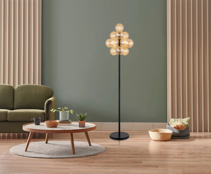 Conor Ámbar lámpara de pie De Globo Lighting - Den stilrena kombinationen av metall och glas skapar en sofistikerad och trendig look som passar perfekt i b&aring;de moderna och klassiska interi&ouml;rer.