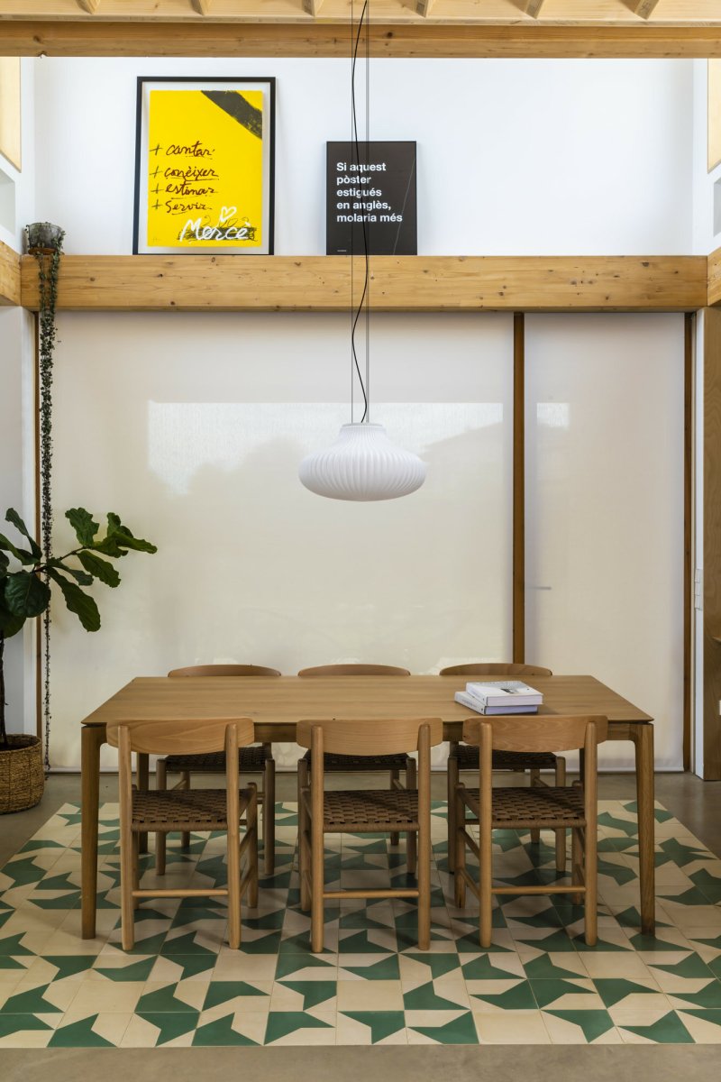 Isabelle Ø50 Blanco Lámpas de techo De Faro Barcelona - El vidrio blanco opalino difunde una luz c&aacute;lida y agradable, mientras que la superficie juega con las sombras, creando una expresi&oacute;n vibrante.