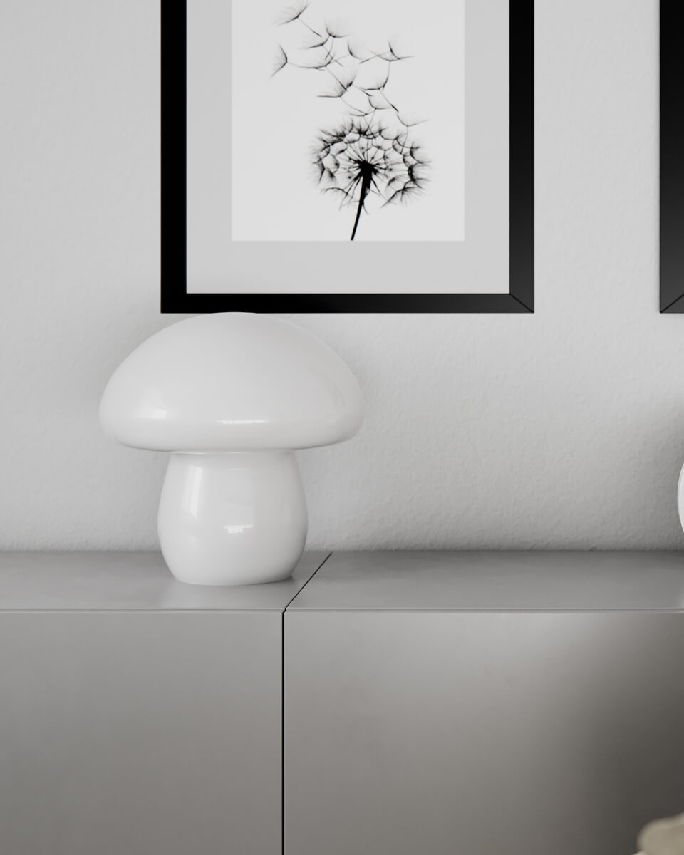 Mira Mushroom 30cm Blanco lámpara de mesa De By Rydéns - La l&aacute;mpara no es solo una fuente de luz funcional, sino tambi&eacute;n un detalle art&iacute;stico que resalta su interior con su dise&ntilde;o inspirado en la naturaleza y su calidad artesanal.
