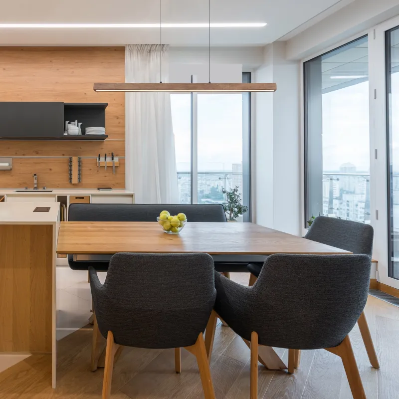 Olivus 115cm Naturaleza Lámpas de techo De Globo Lighting - Olivus &auml;r en stilren takpendel i elegant, avl&aring;ng form som kombinerar svart metall med m&ouml;rkbrunt tr&auml; och opalplast f&ouml;r en modern och sofistikerad design.