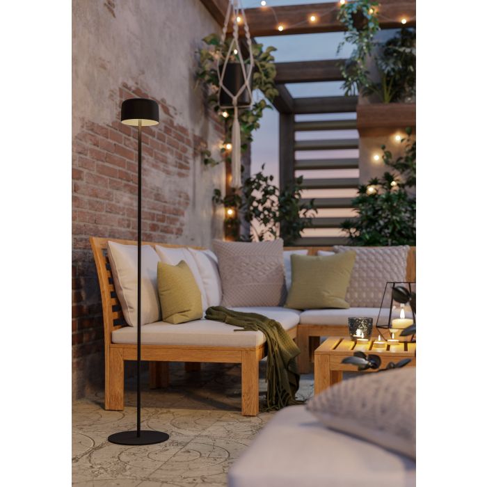 Roccanova 120cm Negro lámpara solar De Eglo - La lámpara se puede cargar cómodamente a través del panel solar o el cable USB incluido y tiene un regulador táctil con tres niveles de brillo para ajustar la iluminación según sea necesario.