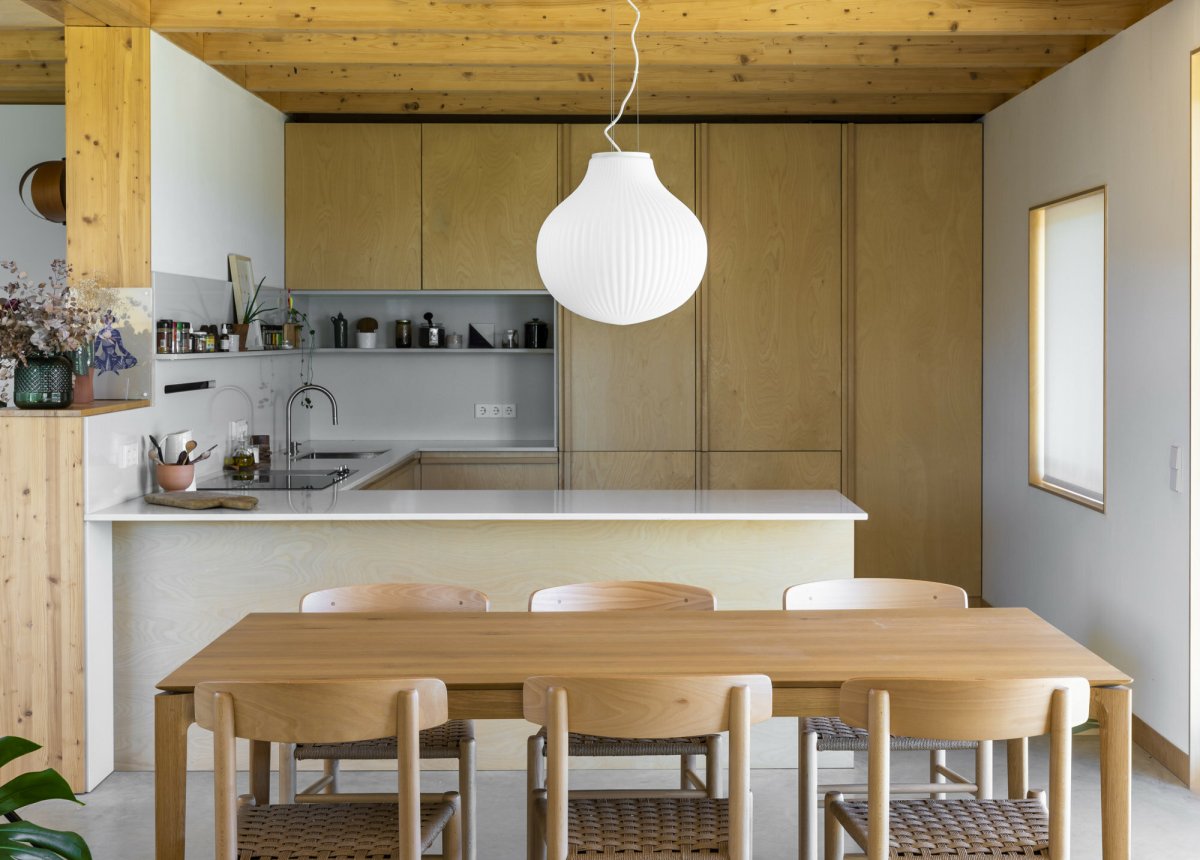 Isabelle Ø40 Blanco Lámpas de techo De Faro Barcelona - El vidrio blanco opalino difunde una luz c&aacute;lida y agradable, mientras que la superficie juega con las sombras, creando una expresi&oacute;n vibrante.