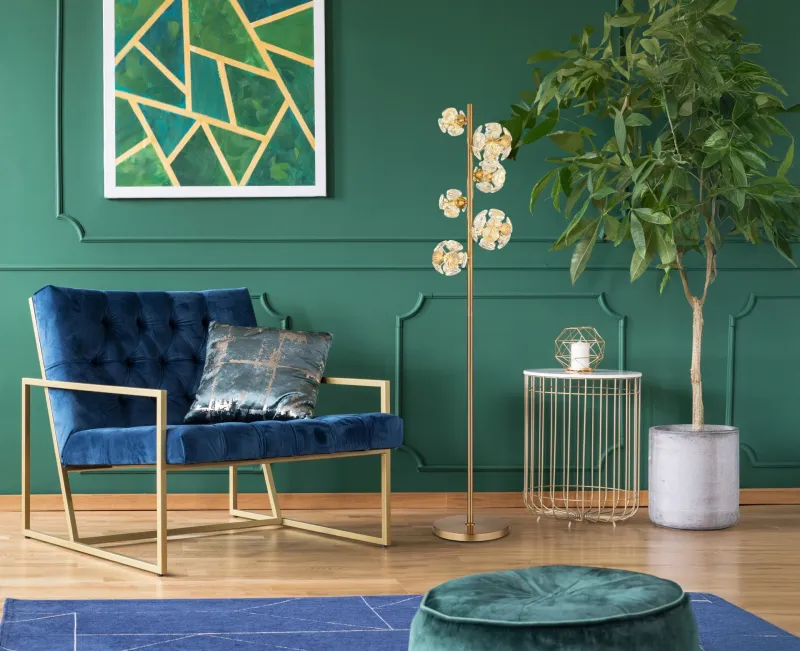 Virina Oro lámpara de pie De Globo Lighting - Med en perfekt balans mellan modern design och funktionalitet blir Virina ett lyxigt blickf&aring;ng som f&ouml;rh&ouml;jer rummets karakt&auml;r och skapar unika ljusmoment.
