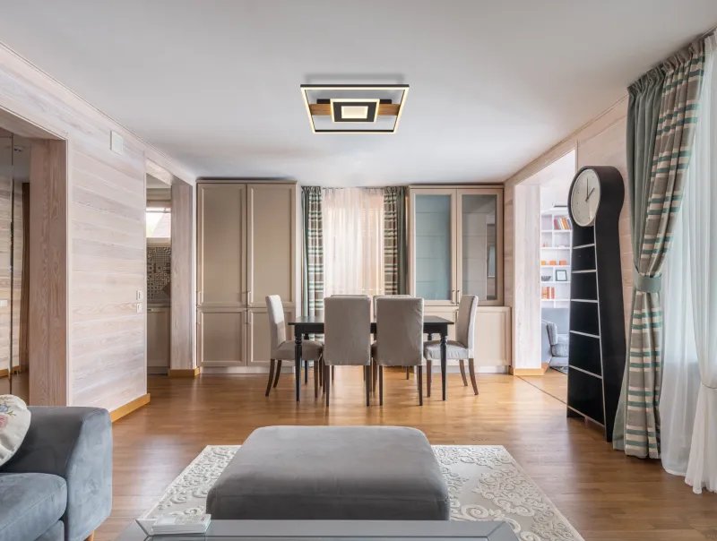 Pikara 38cm Madera plafón De Globo Lighting - Lampan &auml;r tillverkad i en stilfull kombination av metall i tr&auml;look och en mattsvart finish, vilket ger den en modern men samtidigt naturlig k&auml;nsla.