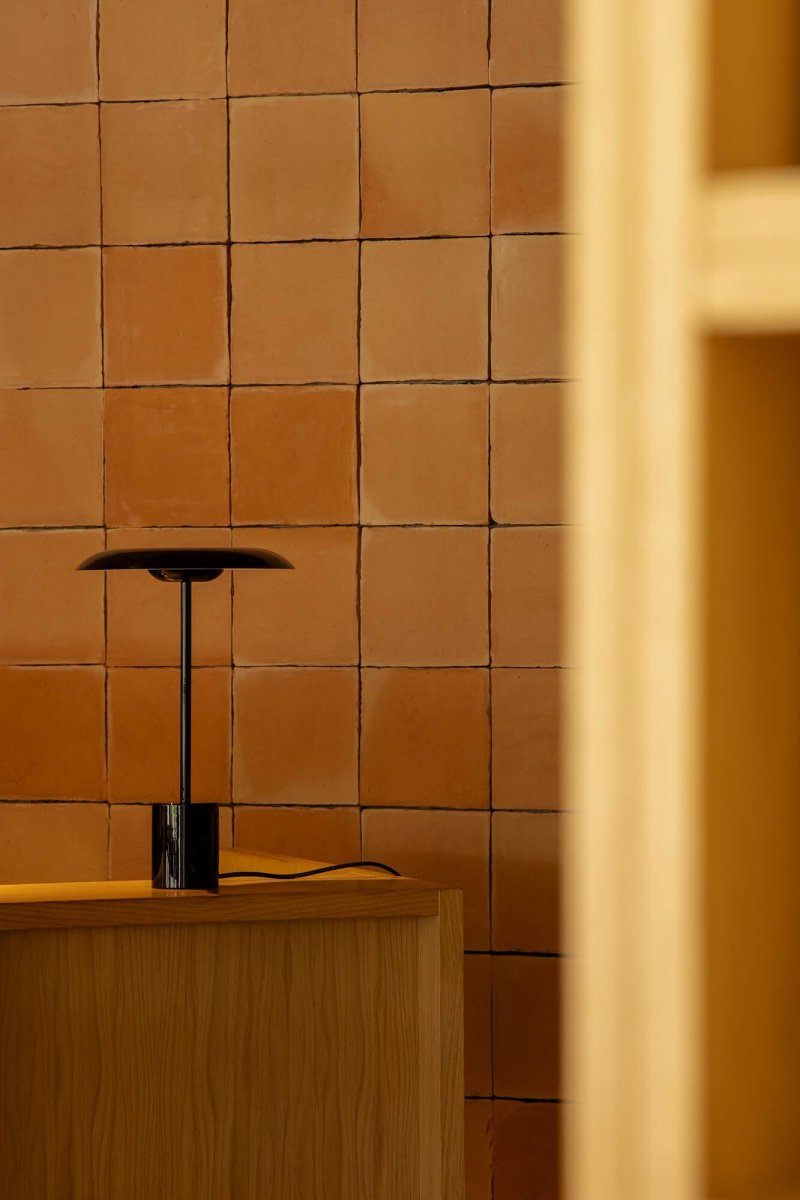 Hoshi 40cm Negro lámpara de mesa De Faro Barcelona - Hoshi es una l&aacute;mpara de dise&ntilde;o con una silueta elegante, una base robusta y un LED integrado (12 W, 2700 K) que emite una luz c&aacute;lida y agradable.