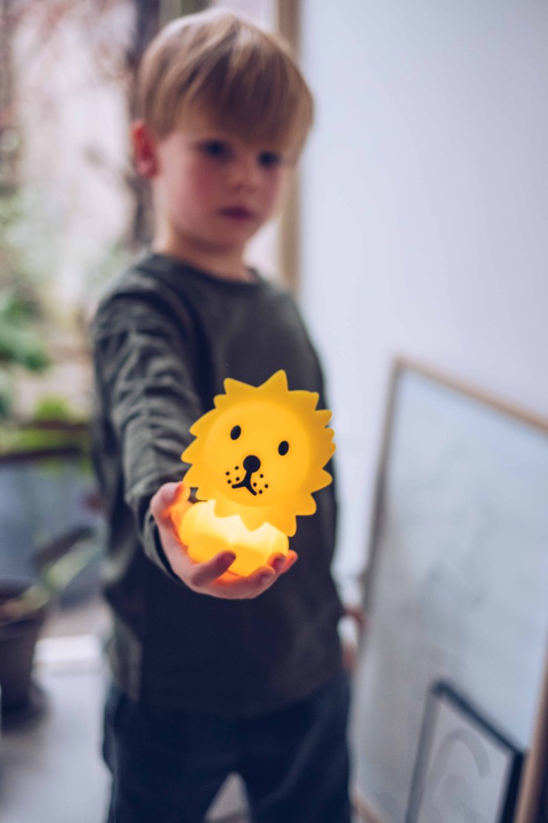 Bundle of Light - Lion Mini Amarillo lámpara infantil De Mr Maria - Perfecta como decoraci&oacute;n en una l&aacute;mpara de escritorio o como un regalo considerado, esta versi&oacute;n de 12 cm proporciona un brillo suave que se apaga autom&aacute;ticamente despu&eacute;s de 15 minutos con el temporizador para ahorrar energ&iacute;a.