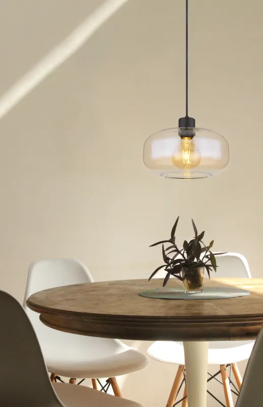 Giuseppe Ø28 Ámbar Lámpas de techo De Globo Lighting - Lampan &auml;r tillverkad av svart metall och har en vackert formad b&auml;rnstensf&auml;rgad glassk&auml;rm.