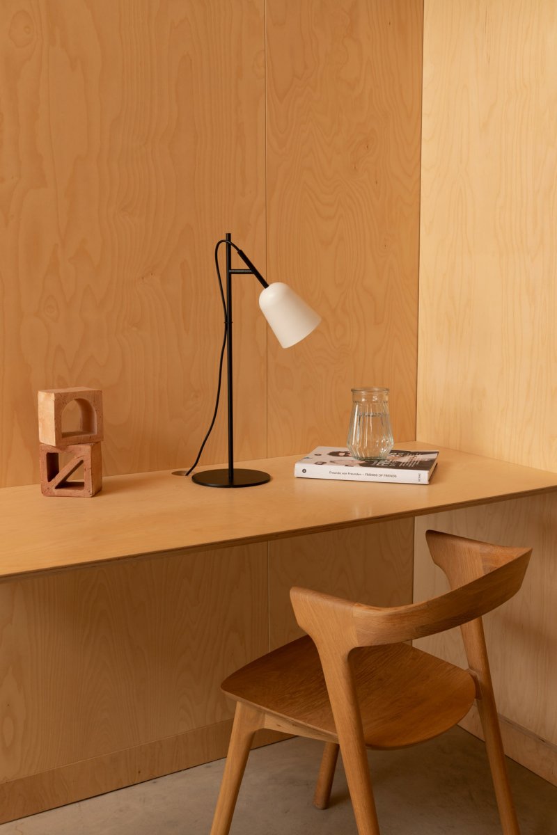 Studio 55cm Blanco lámpara de escritorio De Faro Barcelona - Studio es una elegante l&aacute;mpara de mesa de Nahtrang, inspirada en el ic&oacute;nico dise&ntilde;o de los a&ntilde;os 50, reinterpretada con simplicidad moderna.