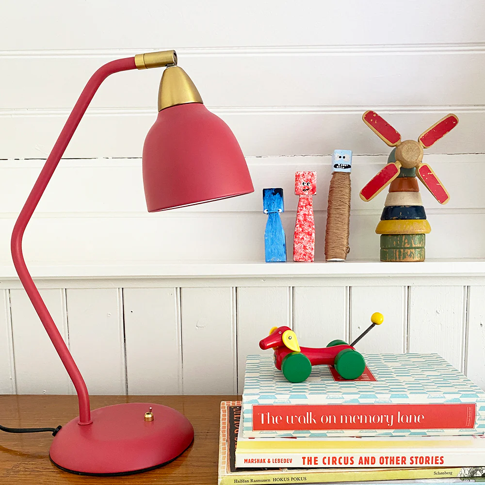 Urban 45cm ROJO lámpara de escritorio De Superliving - Embellece tu lugar de trabajo con la l&aacute;mpara de escritorio Urban en un elegante rojo frambuesa mate con detalles de lat&oacute;n.