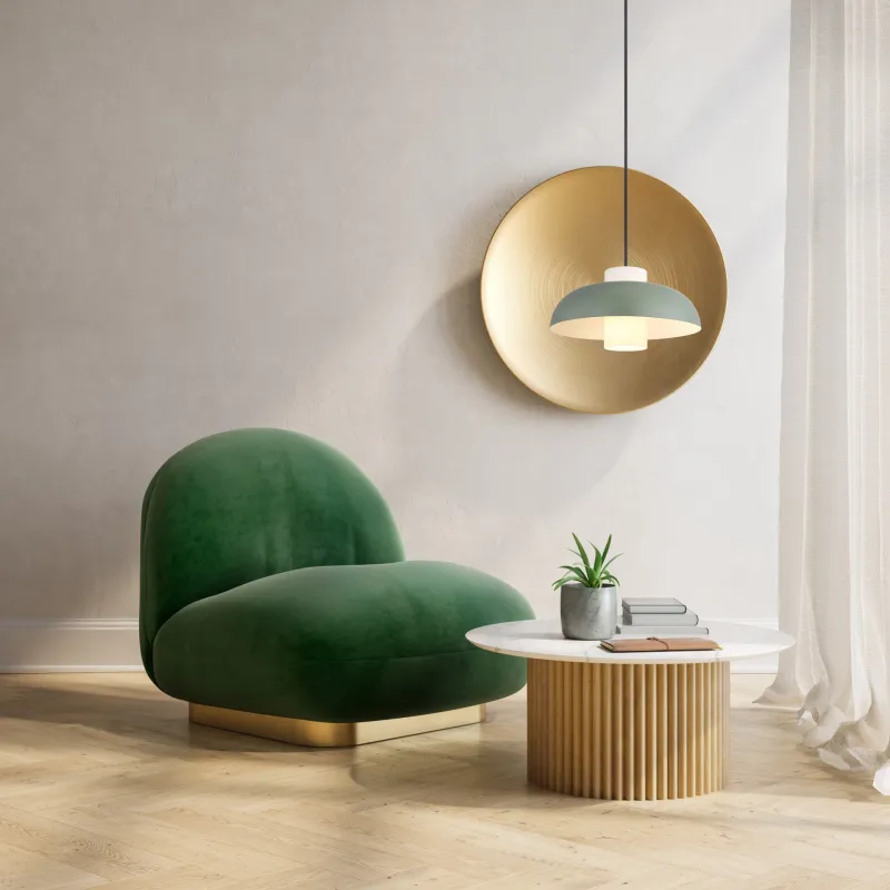 Lowe Ø38 Verde Lámpas de techo De Globo Lighting - Den runda sk&auml;rmen i matt gr&ouml;nf&auml;rgad metall ger ett elegant och tidl&ouml;st uttryck, medan den cylinderformade sk&auml;rmen i opalglas sprider ett mjukt och behagligt ljus.