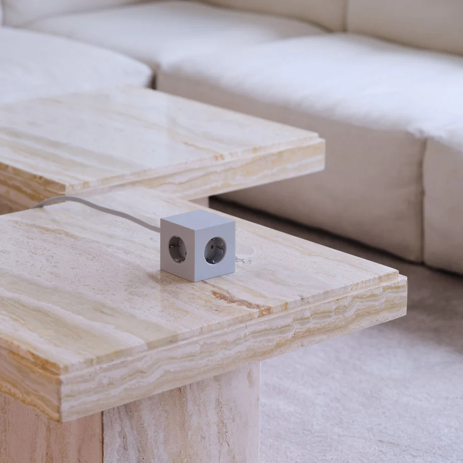 Square 1 with 30W Dual USBC & Magnetic base, 3m Gris De Avolt - Regleta de enchufes de dise&ntilde;o elegante de Avolt con un cable largo de PVC, un cubo de pl&aacute;stico reciclado y una placa magn&eacute;tica en la parte inferior para colgar en la pared.