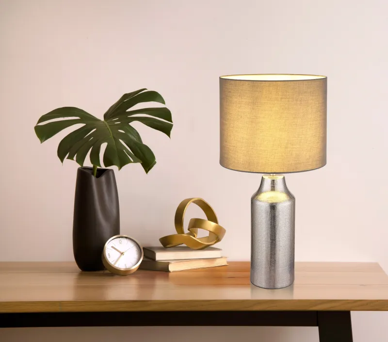 Elden 60cm Plata lámpara de mesa De Globo Lighting - Den silverf&auml;rgade keramiska basen i kombination med den gr&aring;a cylindriska textilsk&auml;rmen skapar en sofistikerad kontrast och blir en stilfull inredningsdetalj.