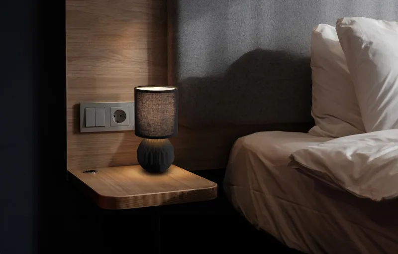 Sylas 23cm Negro lámpara de mesa De Globo Lighting - Den rundade keramiska basen i elegant svart och den matchande cylindriska textilsk&auml;rmen skapar en harmonisk och modern estetik.